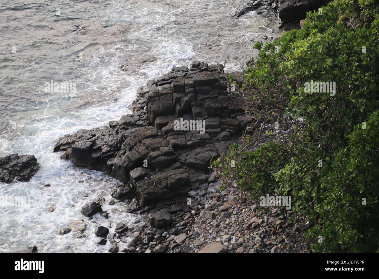 Überreste von Vulkanen an der Sundastraße, Banten, Indonesien Stockfoto