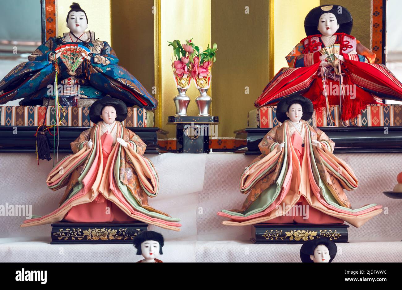 Traditionelle japanische Puppen mit schönen Ornamenten und bunten Stoffen. Japanische Puppen sind ein wesentliches Element der Kultur der Nation, es gibt ev Stockfoto