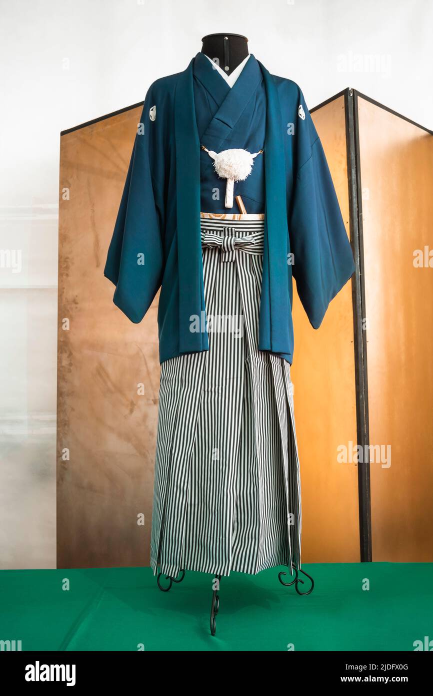 Traditionelle japanische Kleidung. Der japanische Kimono ist eine der beliebtesten traditionellen Kleidungsstücke der Welt. Stockfoto