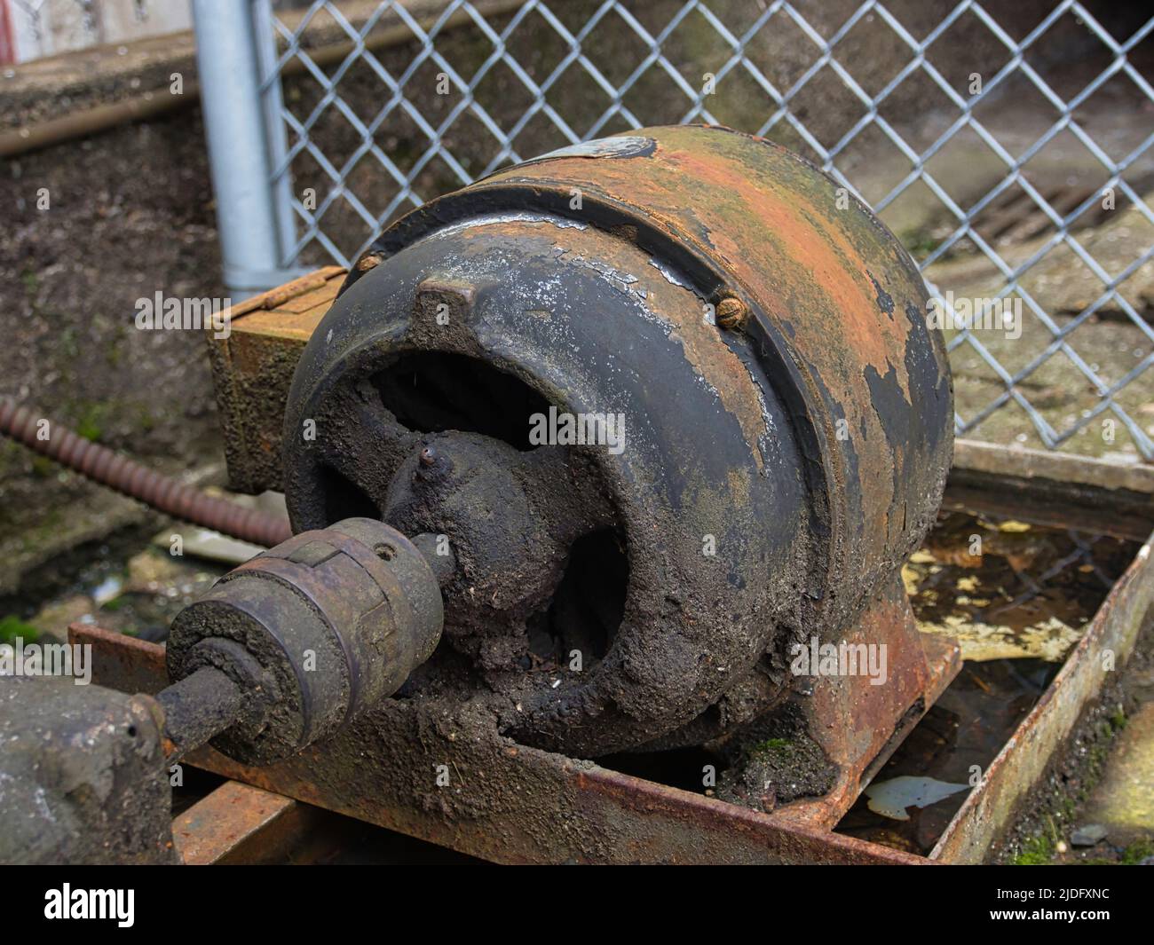 Alter verwitterter Elektromotor/Motor Stockfoto