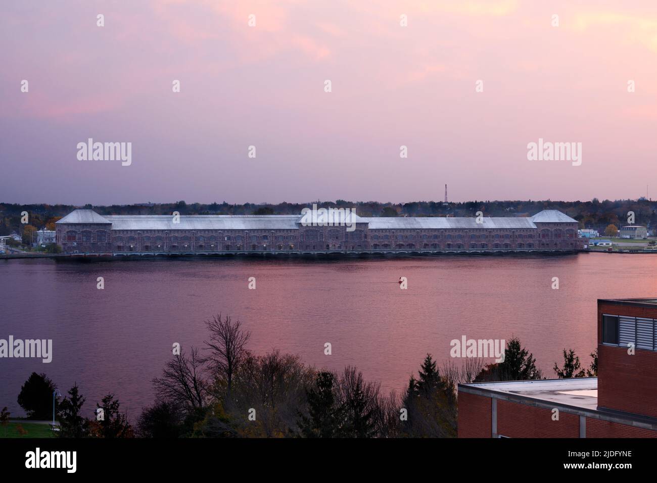 Das Wasserkraftwerk Saint Marys Falls in Sault Ste. Marie, Michigan, USA. Stockfoto