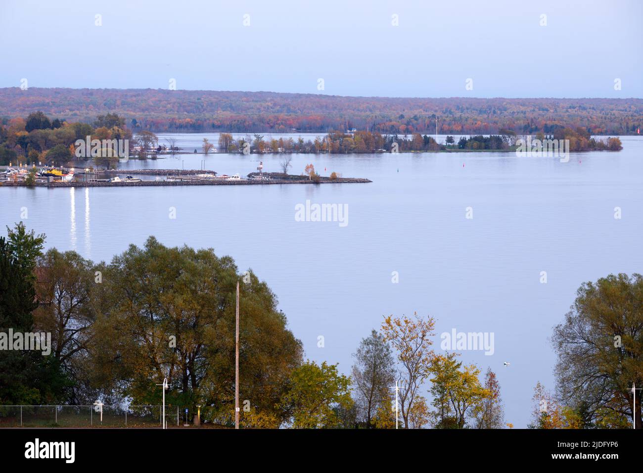 Blick in Richtung Bellevue Park und Bellevue Marina in Sault Ste. Marie, Ontario, Kanada in der Abenddämmerung. Stockfoto