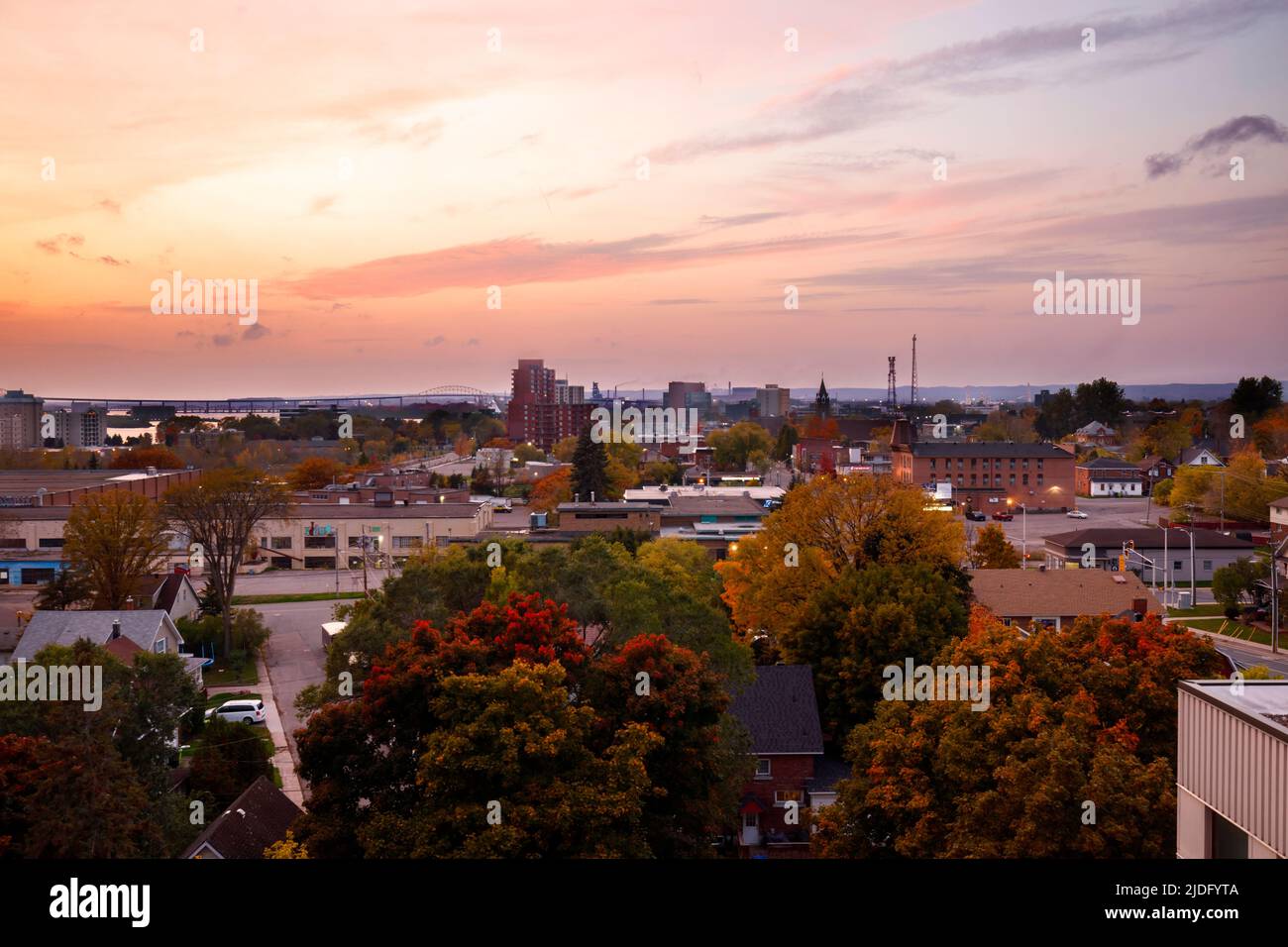 Downtown Sault Ste. Marie bei Sonnenuntergang in Ontario, Kanada. Stockfoto