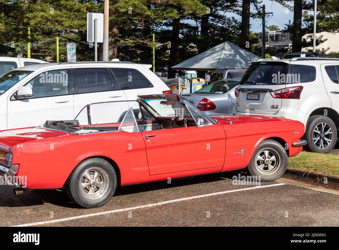 1966 Cabriolet rot Ford Mustang geparkt in Newport Beach in Sydney, Australien ein klassischer amerikanischer Strandwagen Stockfoto