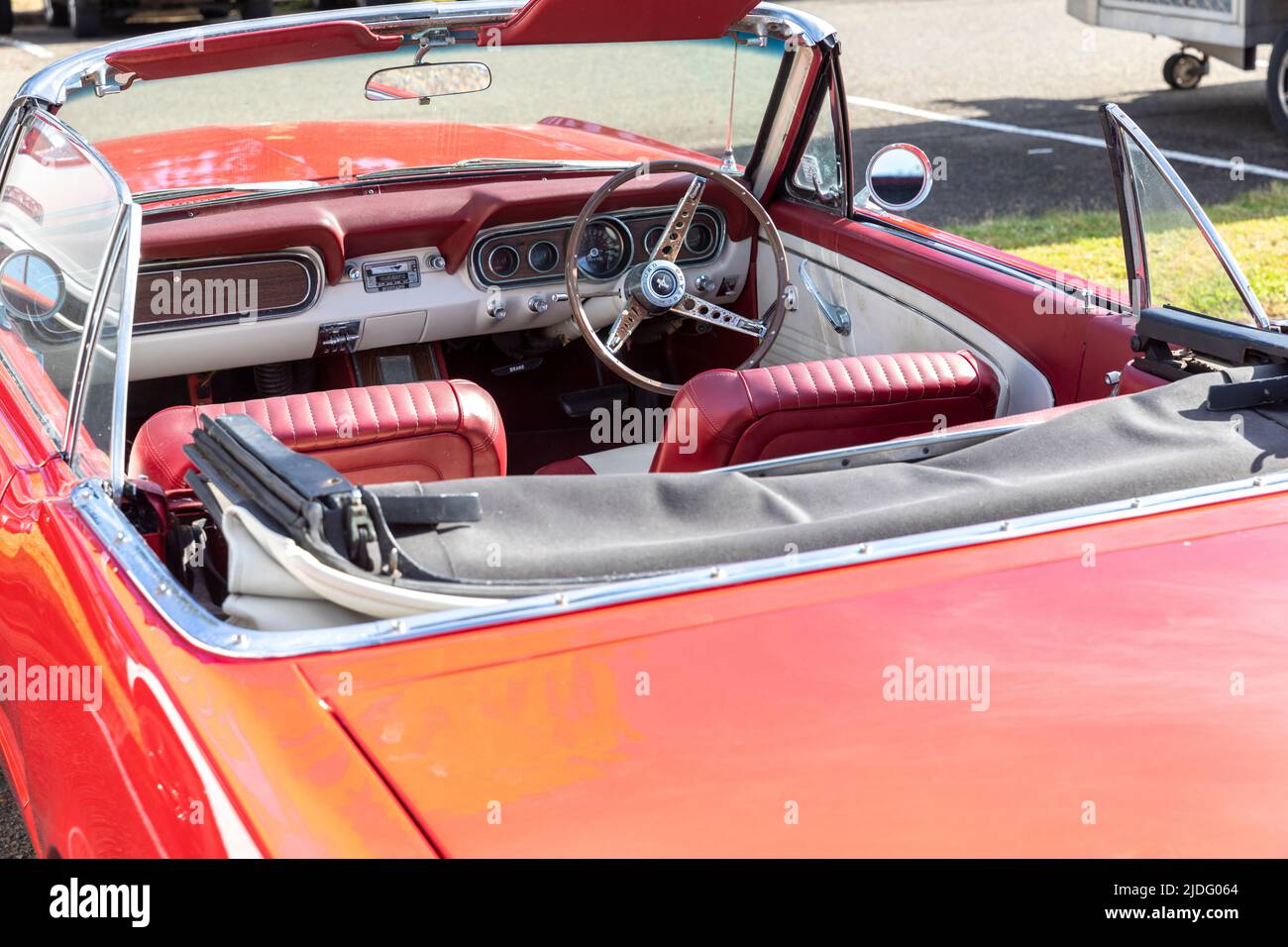 1966 rotes Ford Mustang Cabrio in Sydney, Interieur mit roten Ledersitzen, Armaturenbrett und Lenkrad, Australien Stockfoto