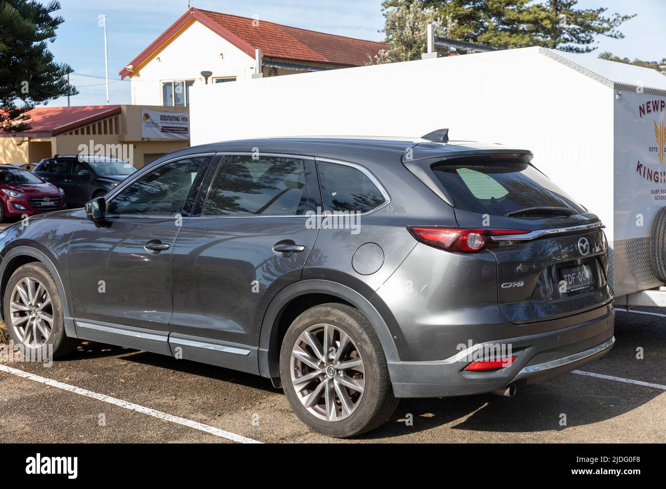 Mazda CX9 SUV-Fahrzeug geparkt auf einem Sydney Beach Parkplatz, abgebildet ist ein 2016 Modell Mazda CX9 Stockfoto