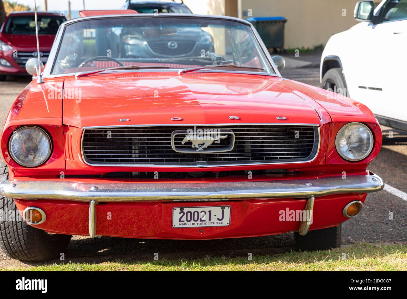 1966 Cabriolet rot Ford Mustang geparkt in Newport Beach in Sydney, Australien ein klassischer amerikanischer Strandwagen Stockfoto