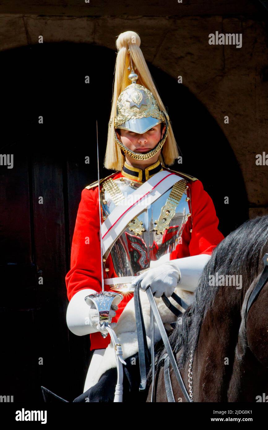 Ein Rettungsschwimmer der Kavallerie auf einem Pferd vor dem pferderücken, London, England, Vereinigtes Königreich, am Donnerstag, 19. Mai 2022. Stockfoto