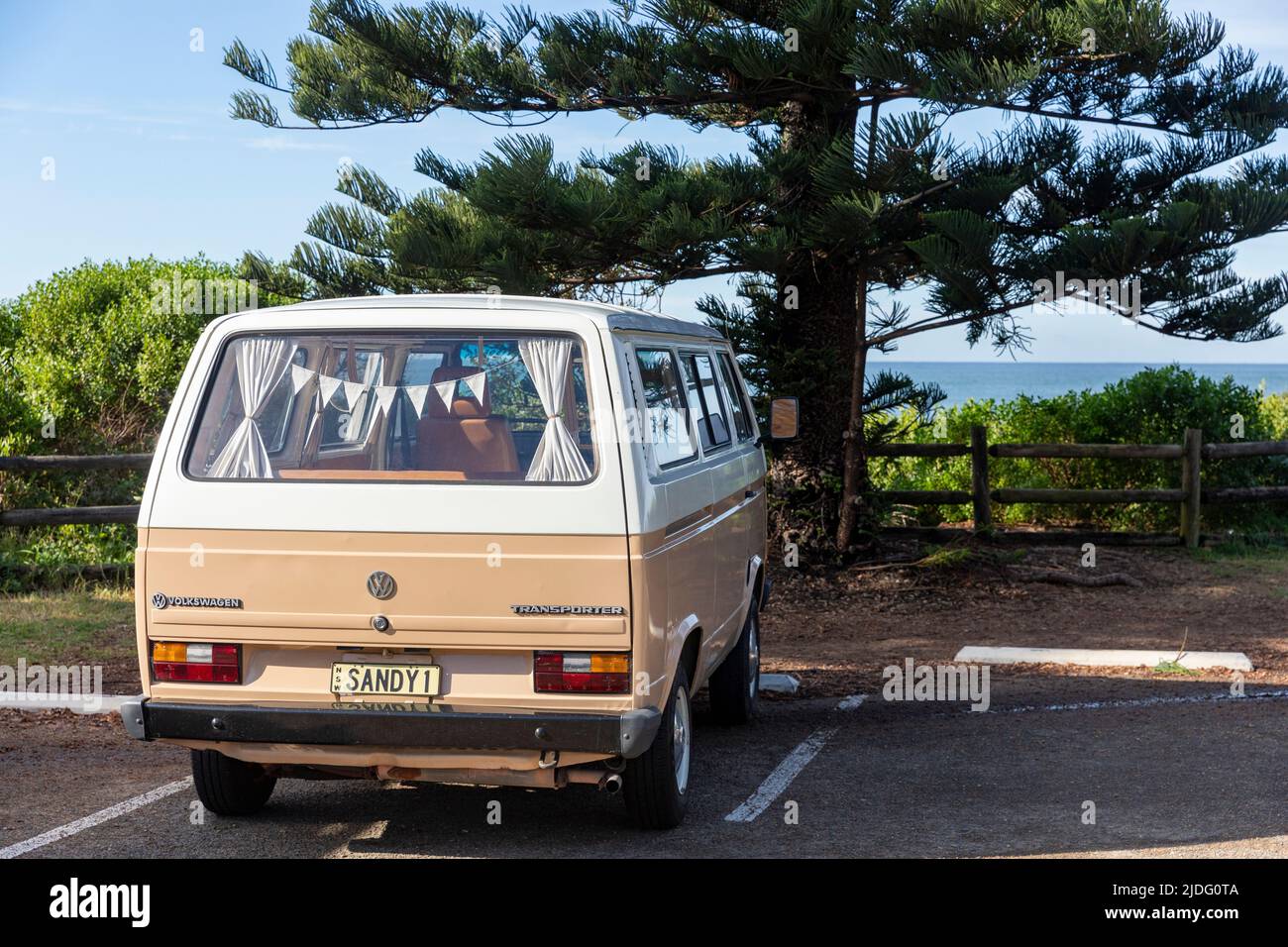 1985 Volkswagen Typ 3 T3 Transporter kombi Fahrzeug geparkt auf Newport Beach Parkplatz in Sydney, NSW, Australien Stockfoto