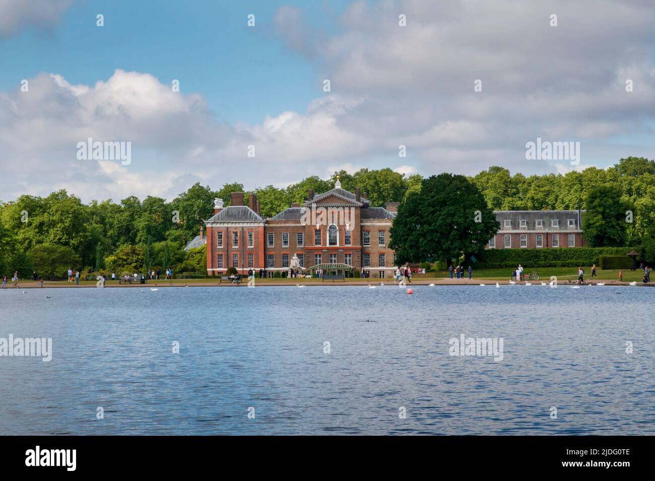 The Round Pond and Kensington Palace, Kensington Gardens, London, England, Vereinigtes Königreich am Donnerstag, den 19. Mai 2022. Stockfoto