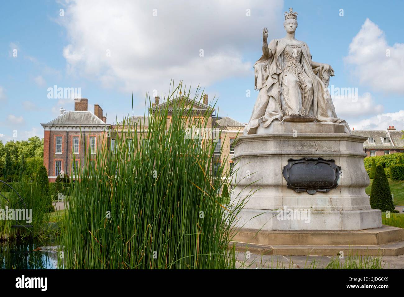 Queen Victoria Statue im Kensington Palace, Kensington Gardens, London, England, Vereinigtes Königreich am Donnerstag, 19. Mai 2022. Stockfoto