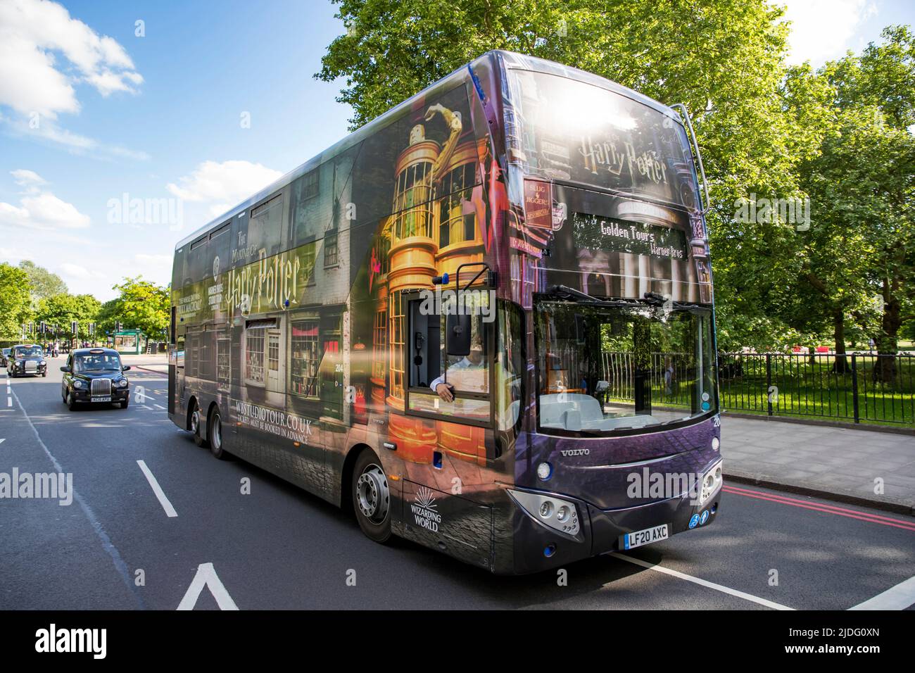 Grayline Golden Tours Harry Potter themed Tourist Bus in London, England, Großbritannien am Freitag, 20. Mai 2022.Foto: David Rowland / One-Image.com Stockfoto