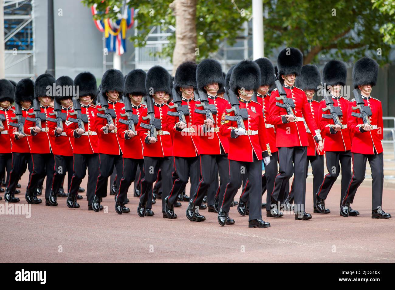 Queens Guards marschieren in Trooping the Color Probeals, The Mall, London England, Großbritannien, Samstag, 21.Mai 2022. Stockfoto