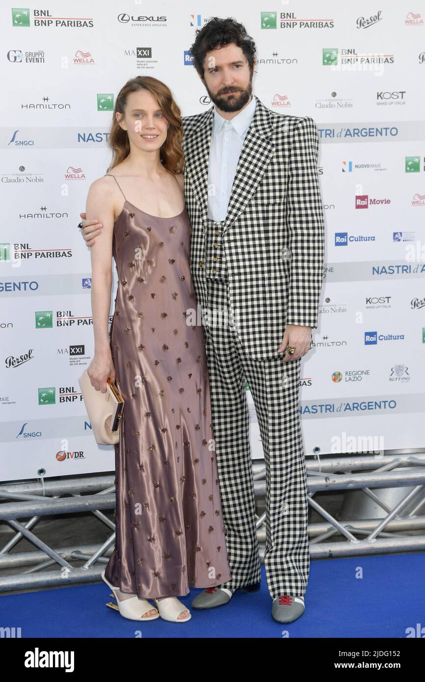 Rom, Italien. 20.. Juni 2022. Fabio D'Innocenzo (R) und Carlotta Gamba (L) nehmen am blu-Teppich von Nastri d'argento 2022 im Maxxi Museum Teil. (Foto: Mario Cartelli/SOPA Images/Sipa USA) Quelle: SIPA USA/Alamy Live News Stockfoto