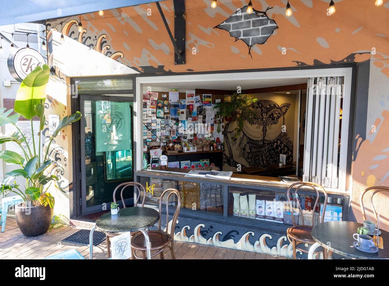 Australisches Café und Café mit einer Stecknadeltafel im Inneren für Flyer, Visitenkarten und öffentliche Bekanntmachungen, Sydney, NSW, Australien Stockfoto