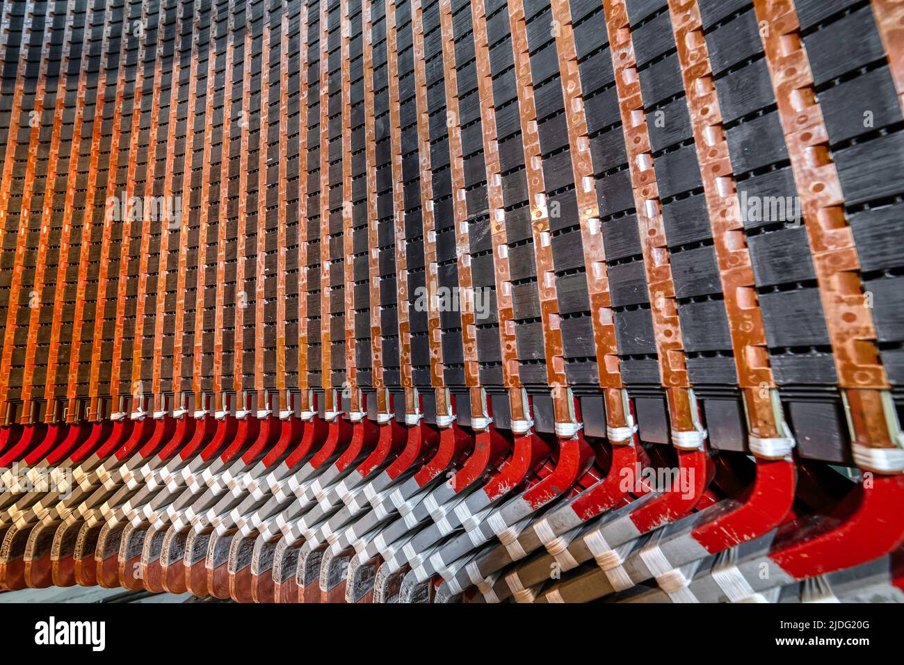 Reihen von orangefarbenen und roten Metallplatten des Elektromotors Stockfoto