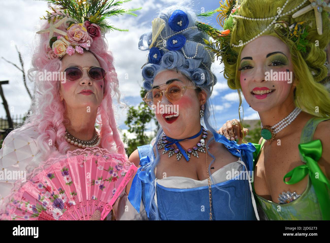 Menschen in Kostümen nehmen an der jährlichen Mermaid Parade von Coney Island am 18. Juni 2022 in New York City Teil. Stockfoto