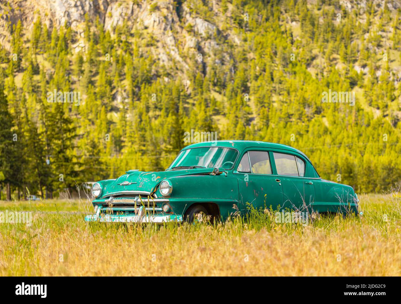 Verlassene rustikale Auto auf dem Hügel im Sommer sonnigen Tag Stockfoto