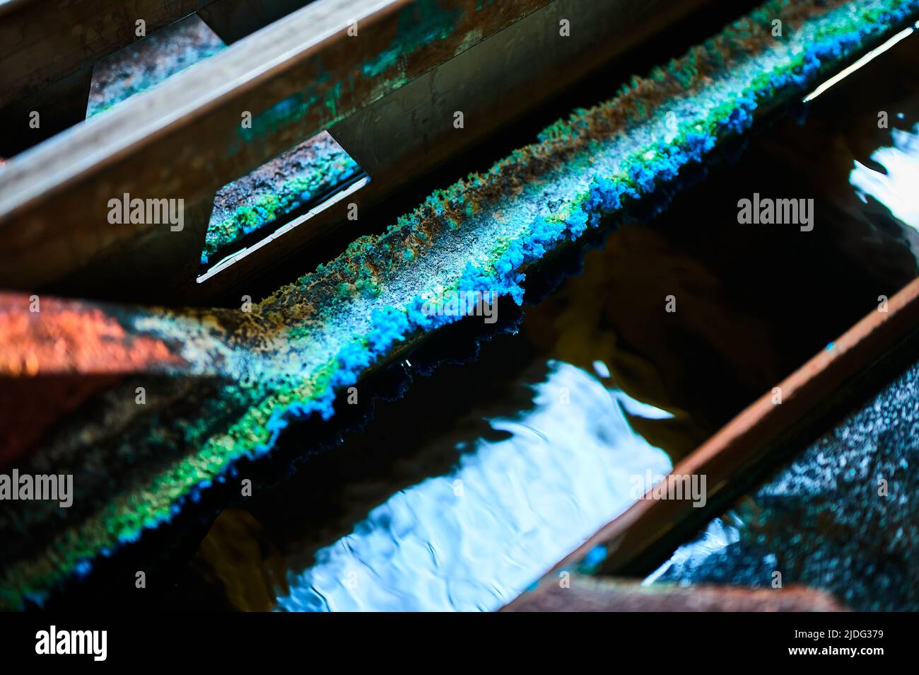 Anode mit Kupferoxid-Überwuchs im Elektrolysebad Stockfoto