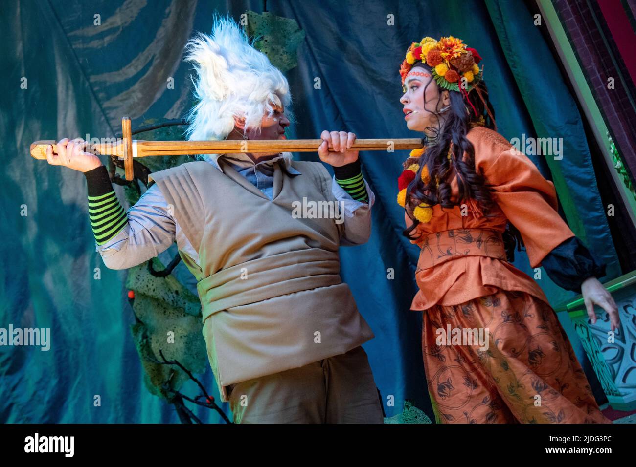 Zinnowitz, Deutschland. 20.. Juni 2022. Die Schauspieler Annabel Himmelspach (r, Nayra, Prinzessin der Jongleure) und Banco Ohlen (l, Elf) führen während der Proben des Vineta-Festivals eine Szene aus dem Stück „Goldfestival der Jongleure“ auf. Im diesjährigen Theaterstück veranstaltet die sagenumwobene Stadt Vineta, die immer mit dem Untergang im Meer bedroht ist, ein Festival, das zum Teil bedrohliche Geister besänftigt. Die Premiere findet am 25.06.2022 statt. Quelle: Stefan Sauer/dpa/Alamy Live News Stockfoto