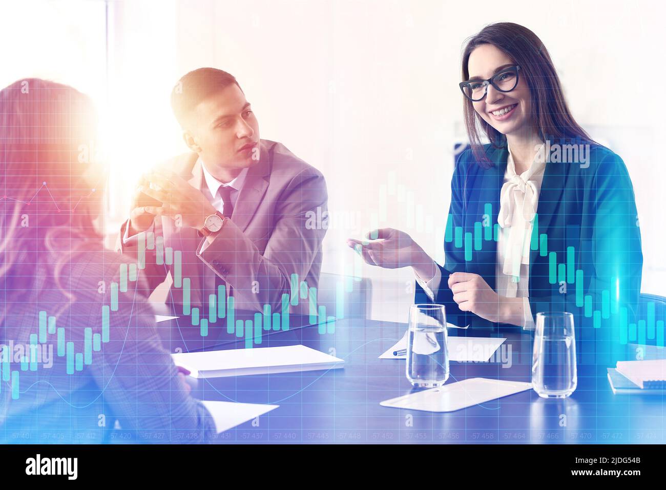 Doppelbelichtung von Geschäftsgrafiken und personalkommission, die Frau im Büro interviewte Stockfoto