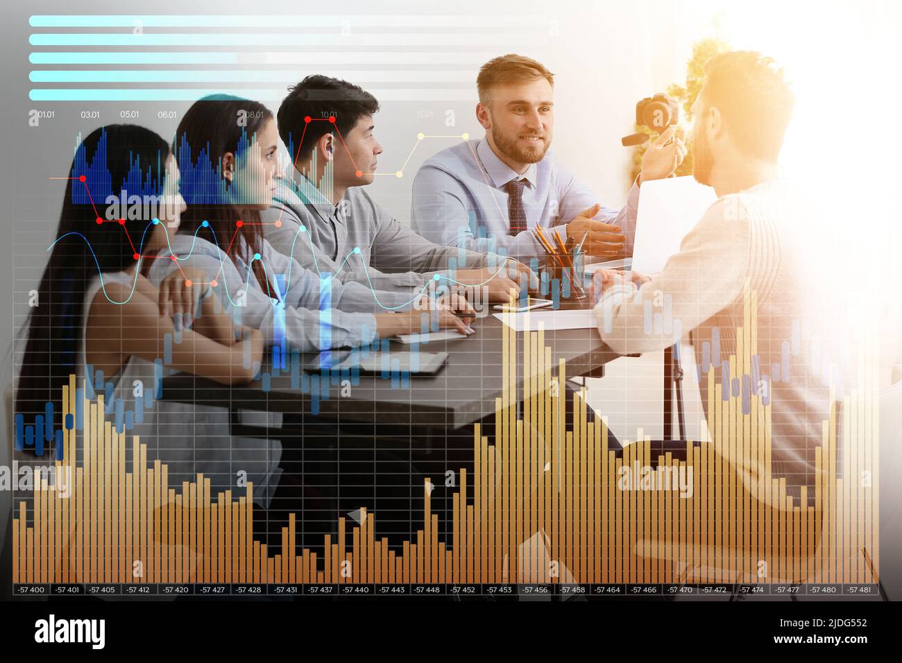 Doppelbelichtung von Geschäftsgrafiken und personalkommission, die den Mann im Büro interviewte Stockfoto