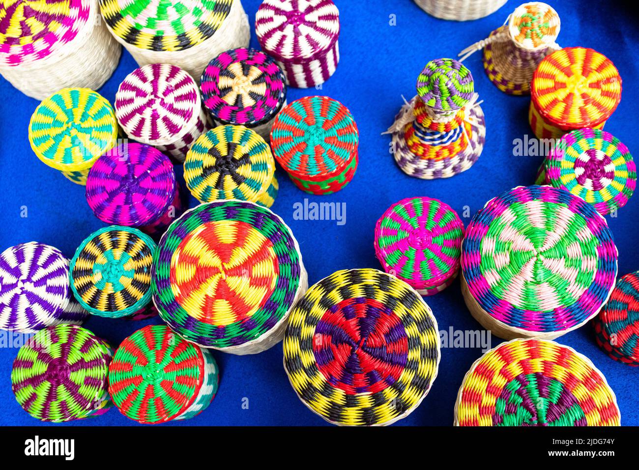 Auf dem Kunsthandwerksmarkt in Cuenca, Ecuador, werden Korbkörbe aus Toquilla-Stroh, Pflanzenfasern und verschiedenen Farben bemalt Stockfoto