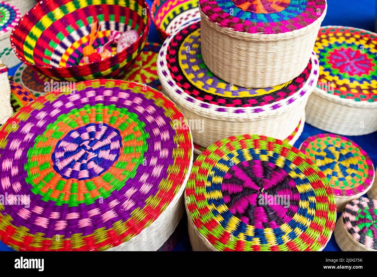 Auf dem Kunsthandwerksmarkt in Cuenca, Ecuador, werden Korbkörbe aus Toquilla-Stroh, Pflanzenfasern und verschiedenen Farben bemalt Stockfoto