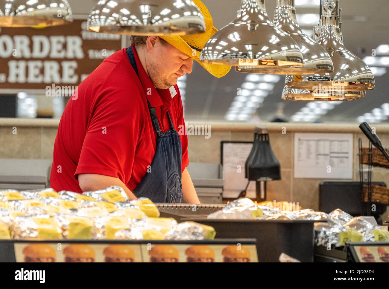 Mitarbeiter von Buc-ees, der im Buc-ees Travel Center in Leeds, Alabama, etwas außerhalb von Birmingham, Rinderbrust zubereitet und Schweinebandwiches gezogen hat. (USA) Stockfoto