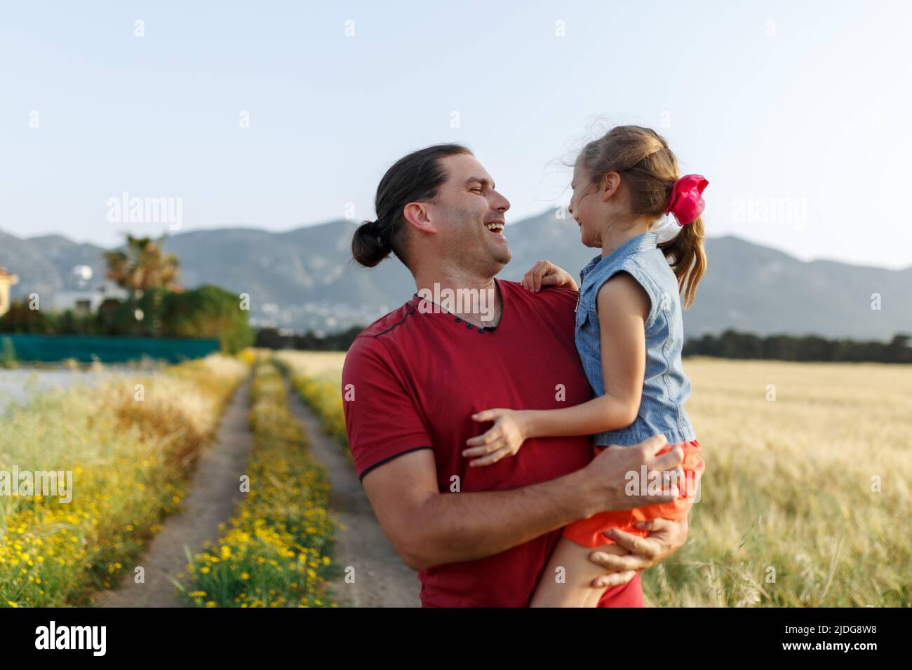 Glücklicher Vater und Tochter verbringen Zeit im Freien. Vatertag. Stockfoto