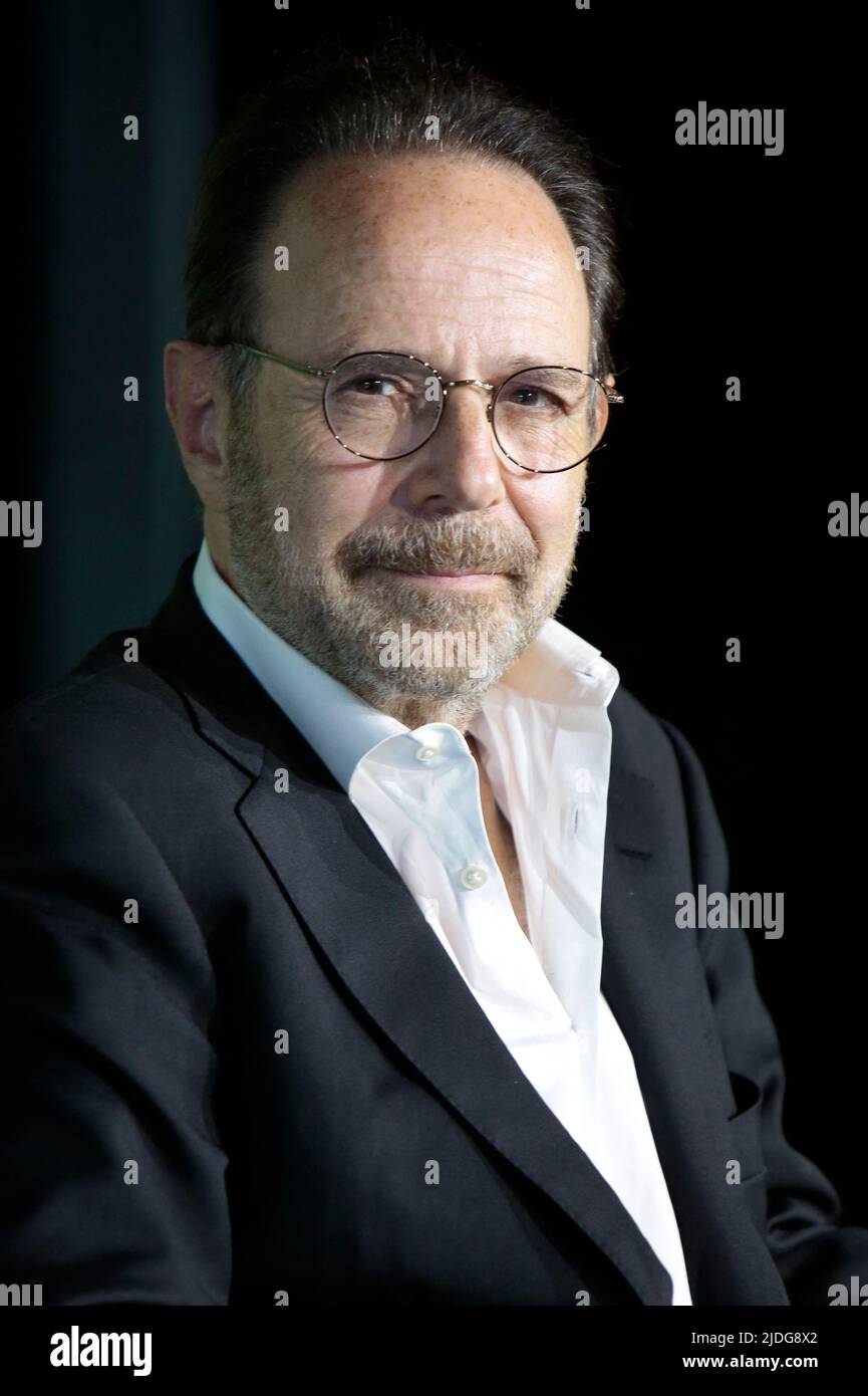 Der Schriftsteller Marc Levy posiert während einer Fotoausstellung für die TV-Show „All things we never said“ beim Monte Carlo TV Festival 61. in Monaco am 20. Juni 2022. Foto von Patrick Aventurier/ABACAPRESS.COM Stockfoto