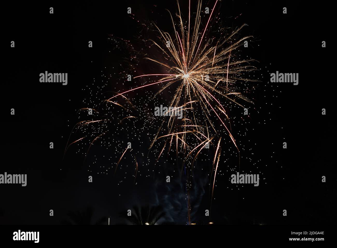 Buntes Feuerwerk am Nachthimmel. Feier des Unabhängigkeitstages, des neuen Jahres und anderer Feiertage Stockfoto