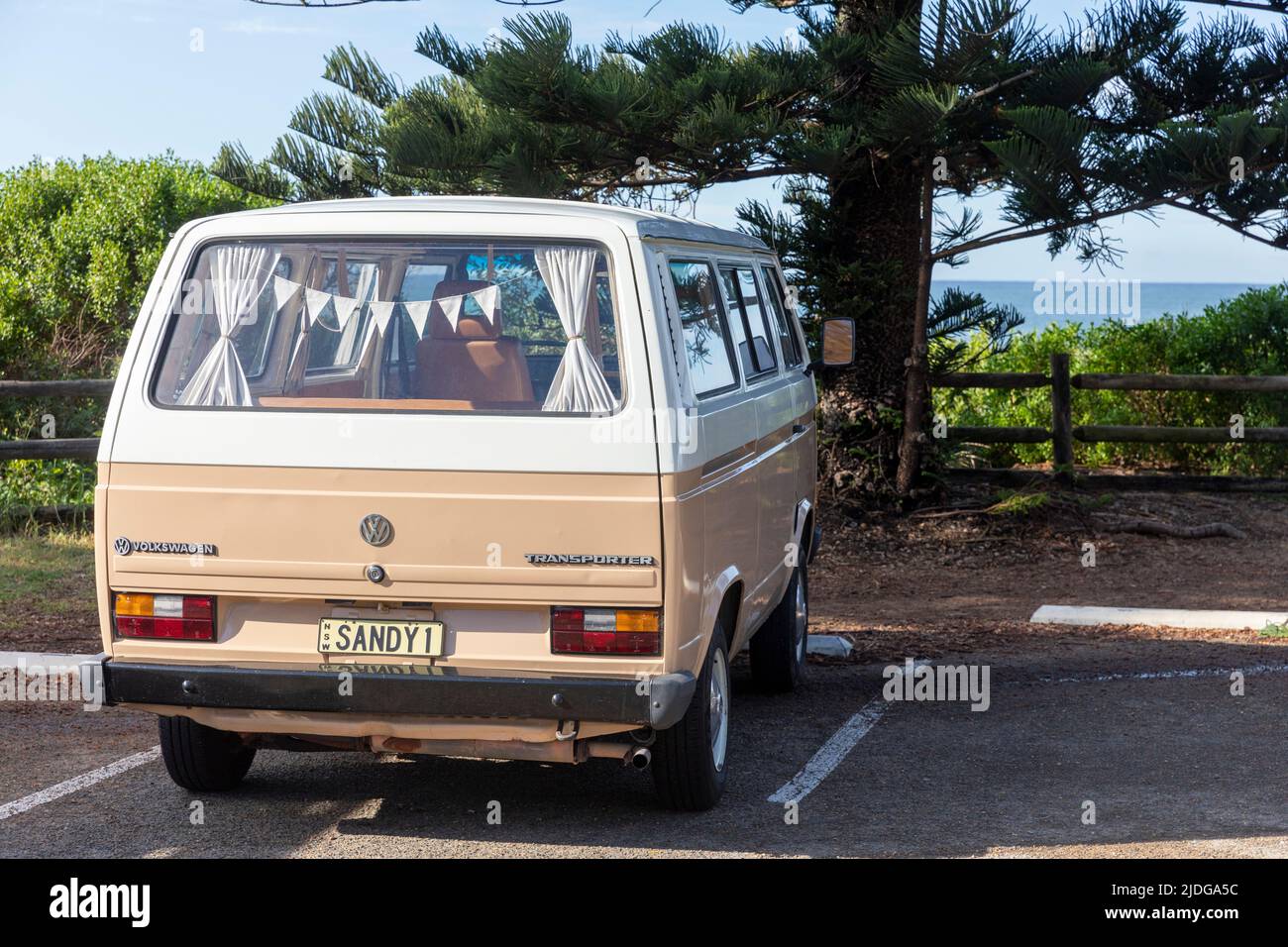 1985 Volkswagen Typ 3 T3 Transporter kombi Fahrzeug geparkt auf Newport Beach Parkplatz in Sydney, NSW, Australien Stockfoto