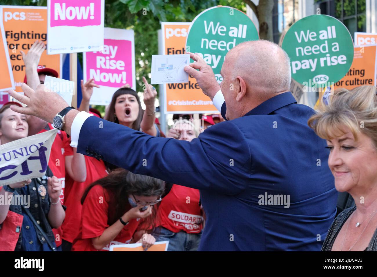 London, Großbritannien, 20. Juni 2022. Lord Cruddas verbrennt Einladungskarten, als er zur Sommerfeier der Konservativen im Victoria and Albert Museum ankommt, wo Kulturarbeiter der Public and Commercial Services Union (PCS) einen Lohnprotest veranstalteten. Den Museumsarbeitern wurde eine Lohnerhöhung von weniger als 2 % angeboten. An der jährlichen Veranstaltung nahmen Kabinettsminister, Abgeordnete und Geber der Konservativen Partei Teil. Kredit: Elfte Stunde Fotografie/Alamy Live News Stockfoto