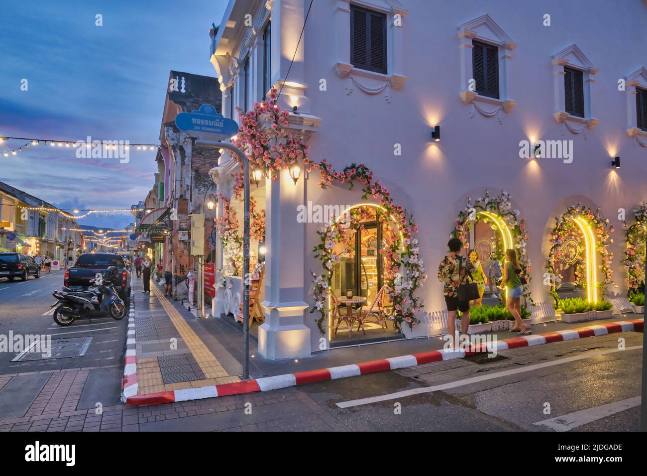Die Abenddämmerung fällt über die malerischen chinesisch-portugiesischen oder peranakan-Läden in der Thalang Road im Altstadtdenkmal von Phuket Town, Phuket, Thailand Stockfoto