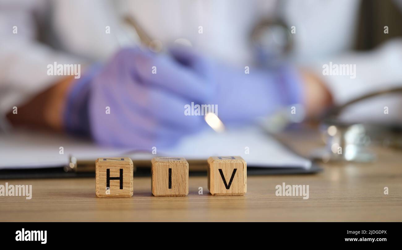 HIV-Wort mit Holzwürfeln in Reihe Stockfoto