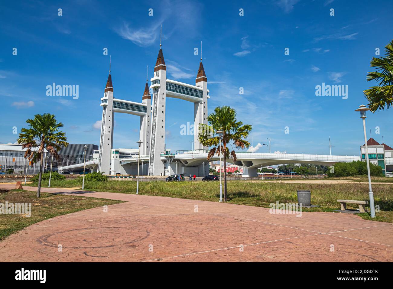 Der Blick auf die Zugbrücke von Terengganu vom Muara Utara Promenade Park in Seberang Takir in Kuala Terengganu, Malaysia. Stockfoto