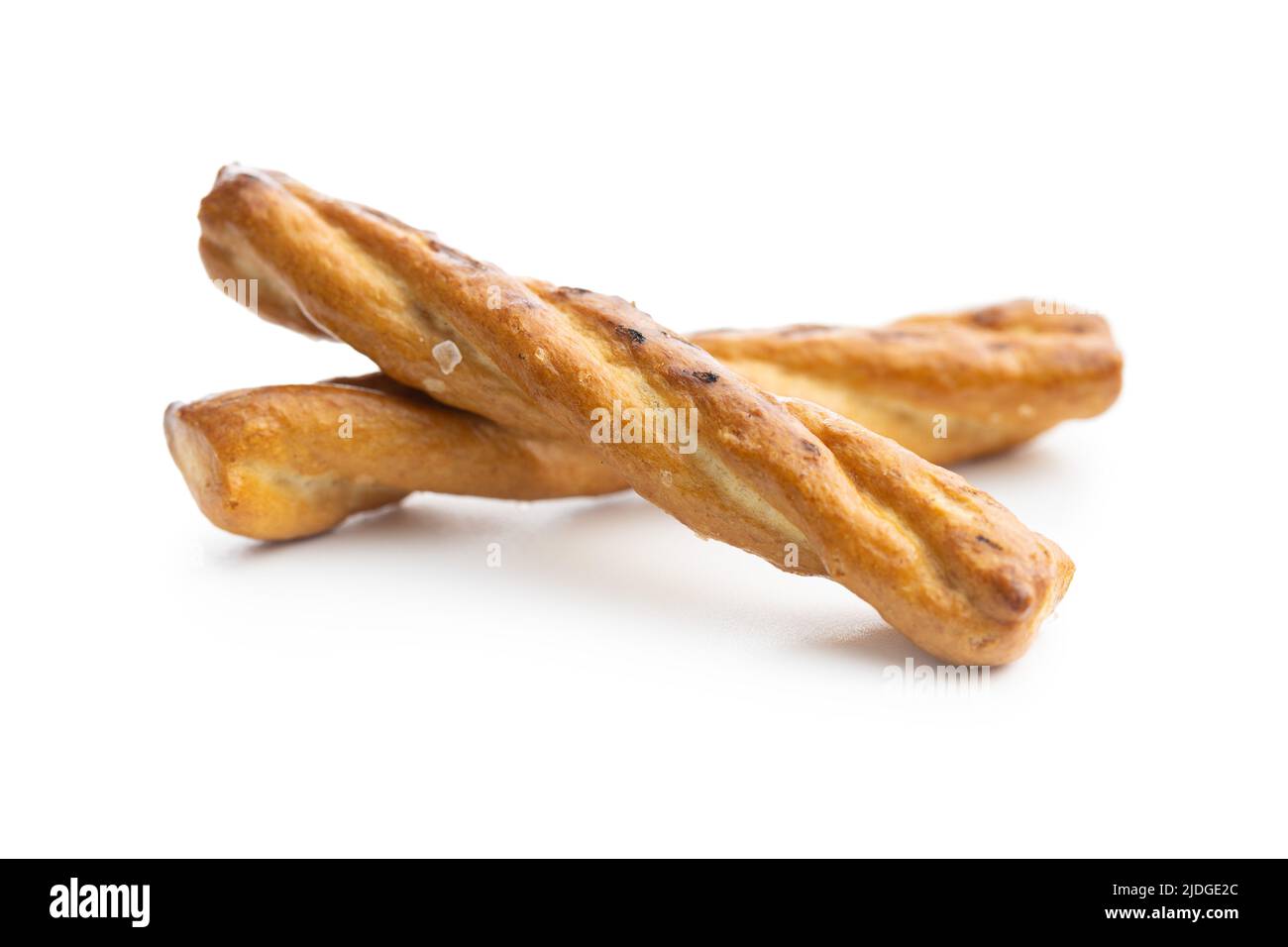 Gesalzene Brezelstangen. Gesalzene Cracker isoliert auf weißem Hintergrund. Stockfoto