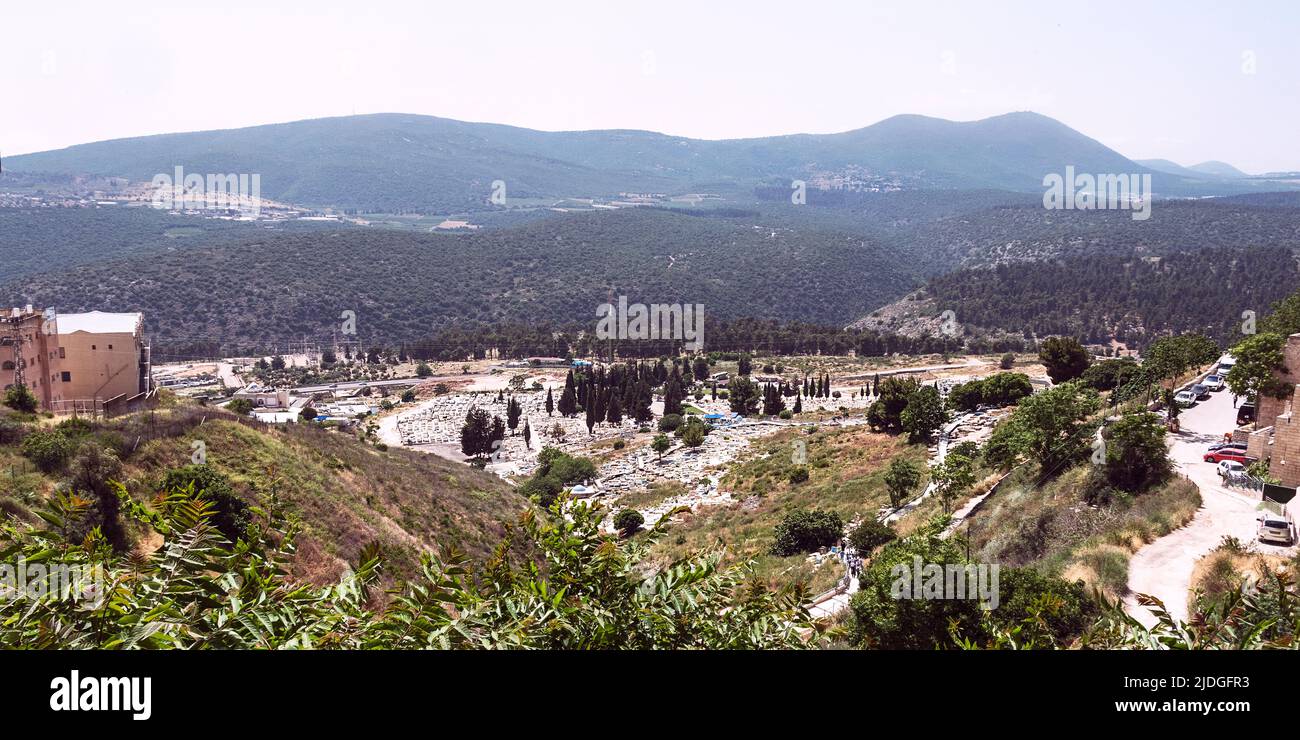 Uralter Friedhof von Tsfat Safed im Obergaliläischen Galil in Israel mit dem Berg Meron und einem trüben blauen Himmel im Hintergrund Stockfoto