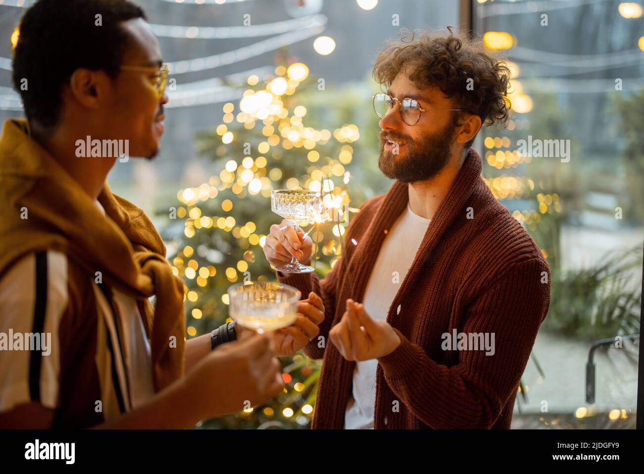 Zwei männliche Freunde feiern mit Wein im Hinterhof Stockfoto