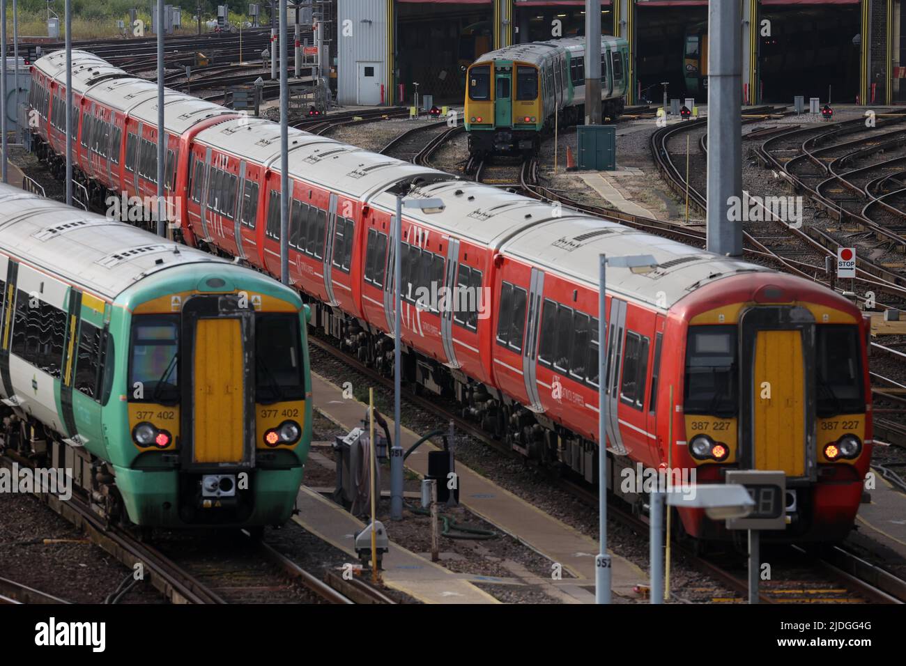 Brighton, Großbritannien. 21.. Juni 2022. Züge, die am Morgen des ersten nationalen Eisenbahnstreiks in der Nähe des Betriebsdepots des Bahnhofs Brighton auf dem Gleis stehen. Quelle: James Boardman/Alamy Live News Stockfoto