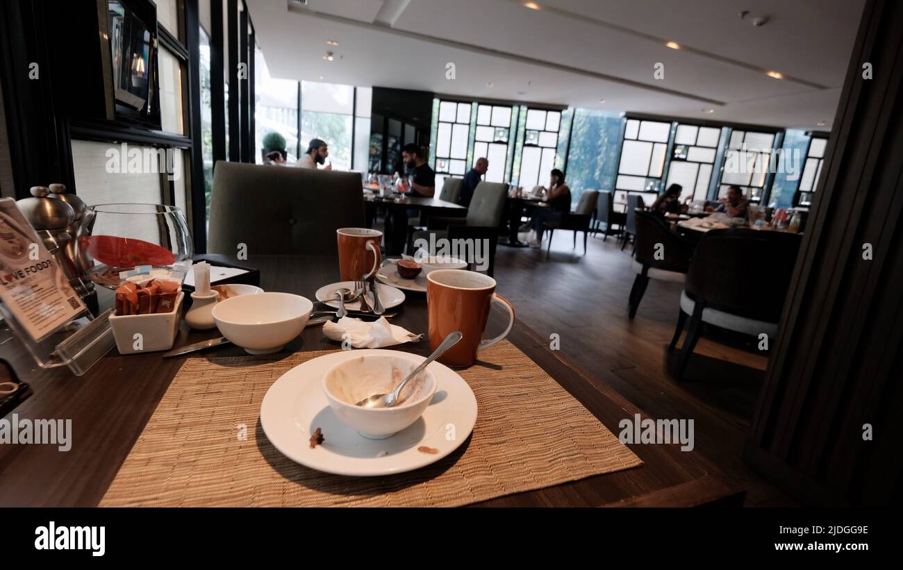 Esszimmer schmutziges Geschirr vom Frühstück Stockfoto