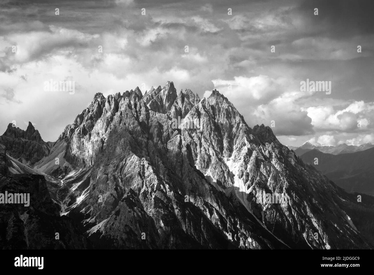 Rocca dei Baranci (Haunold). Rondoi-Baranci-Gruppe. Sonnenlicht und Wolken. Sexten Dolomiten. Italienische Alpen. Europa. Schwarz-weiße Landschaft. Stockfoto