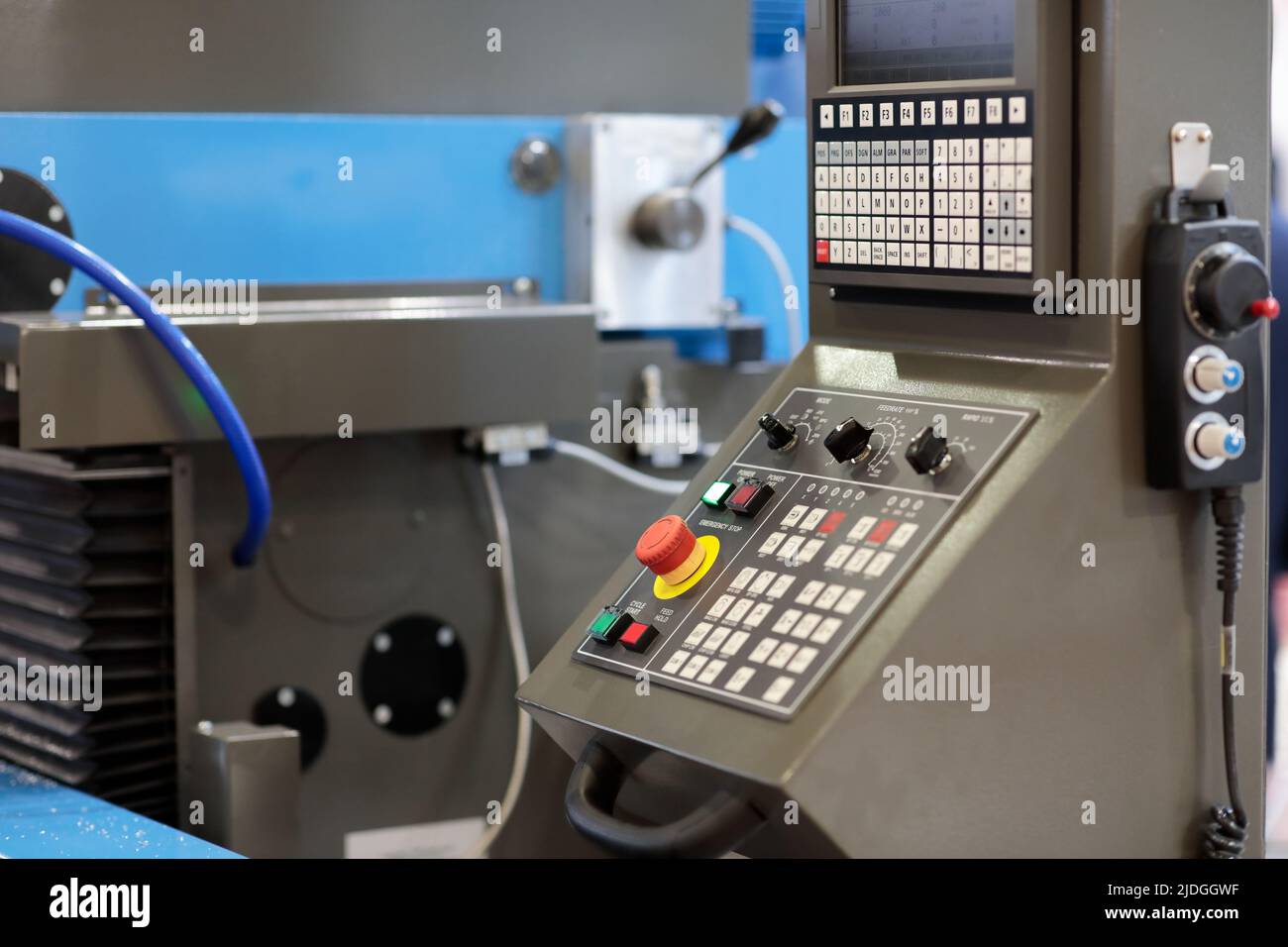 Metallbearbeitungsmaschine mit CNC-Bedienkonsole im Vordergrund. Selektiver Fokus. Stockfoto