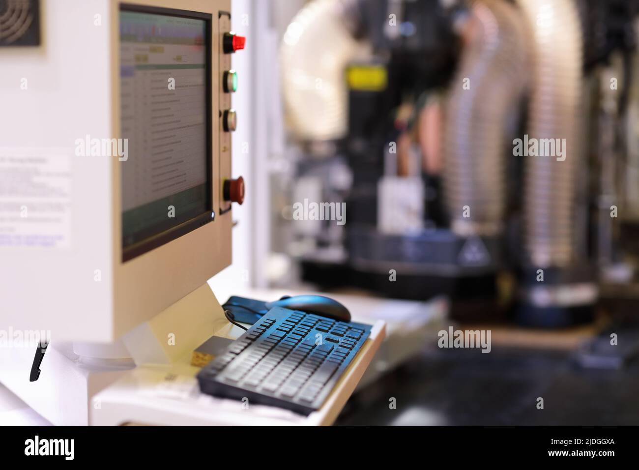 Bedienkonsole von computergesteuerten Produktionsanlagen in der Möbelfabrik. Selektiver Fokus. Stockfoto