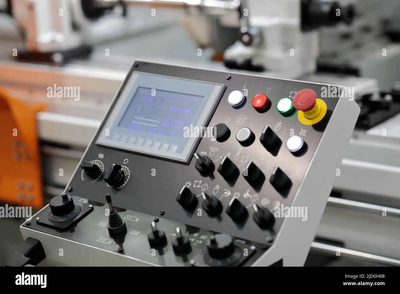 Bedienkonsole der metallverarbeitenden Schleifmaschine. Selektiver Fokus. Stockfoto
