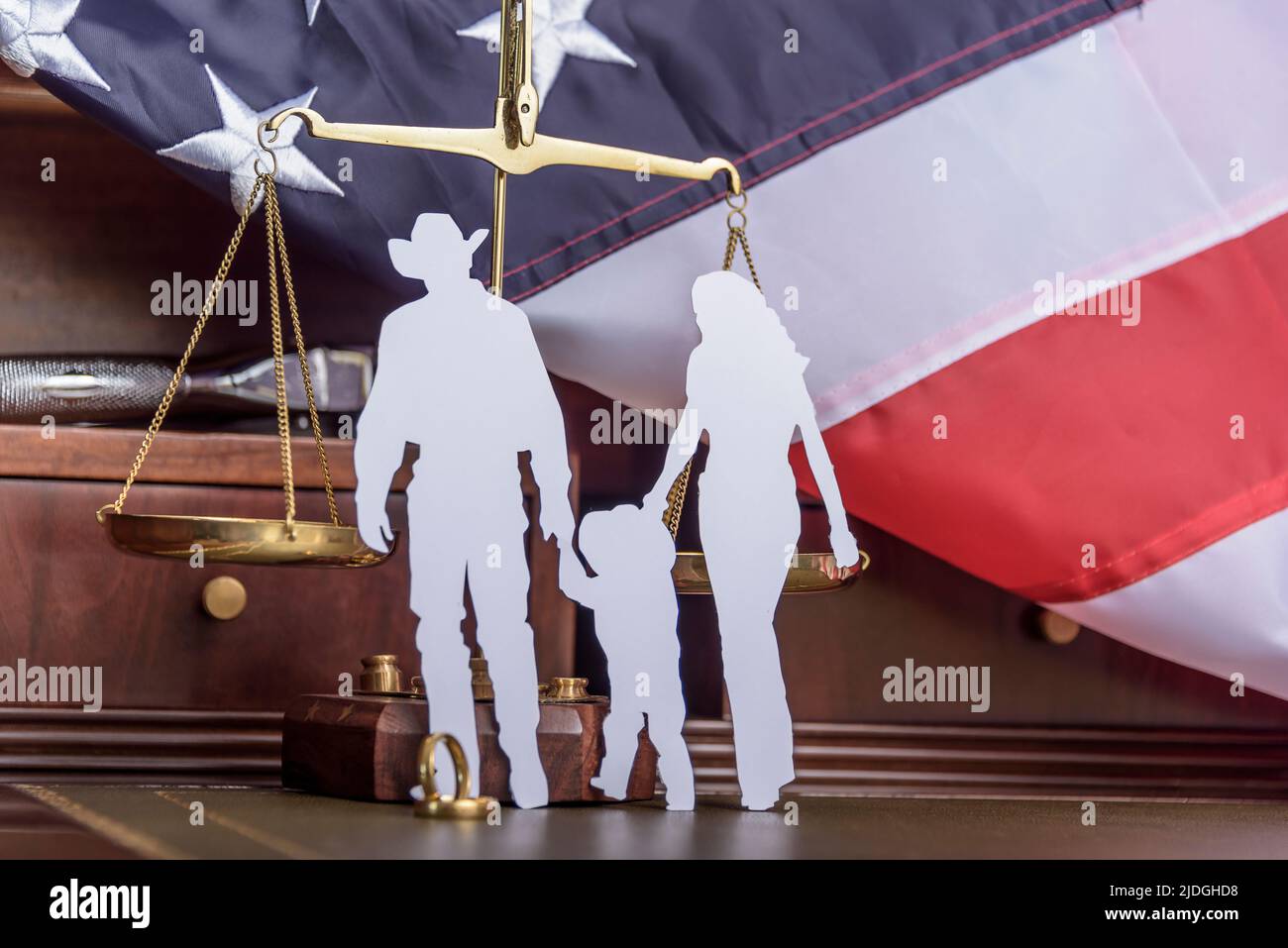 Schreibtischsilhouetten auf weiß mit Flagge der vereinigten Staaten. Stockfoto