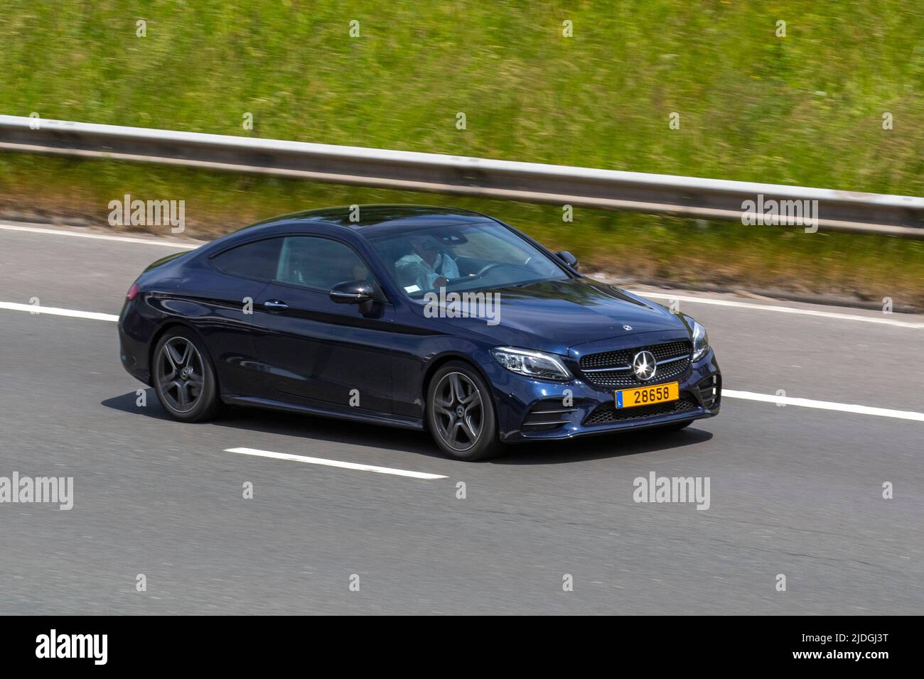 Blauer Diesel Mercedes-Benz C-Klasse Coupé, 2,1 C220d Sport G-Tronic+ Euro 6 (s/s) 2DR; Fahren auf der Autobahn M6, Manchester, Großbritannien Stockfoto