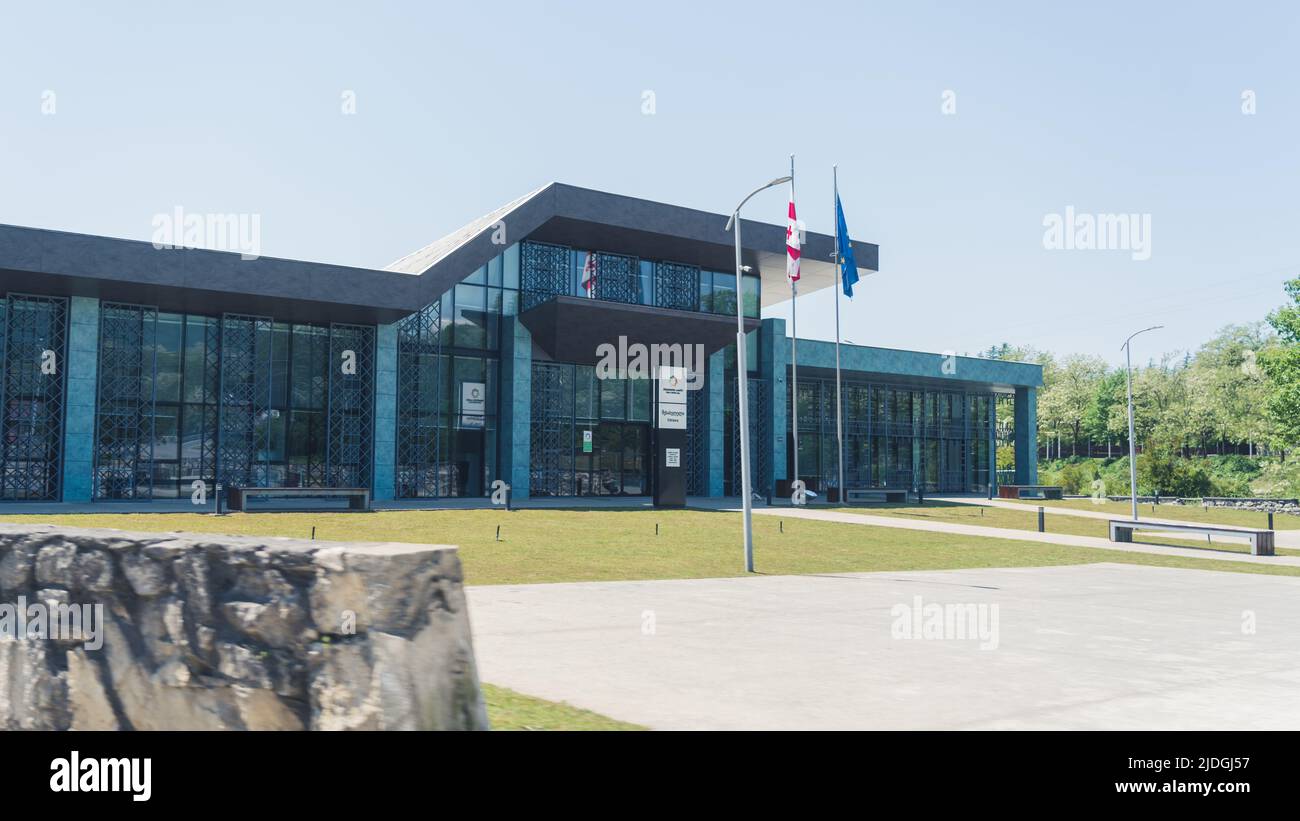 16.05.2022. Batumi, Georgien. Modernes Gebäude mit georgischen und EU-Flaggen davor. Hochwertige Fotos Stockfoto