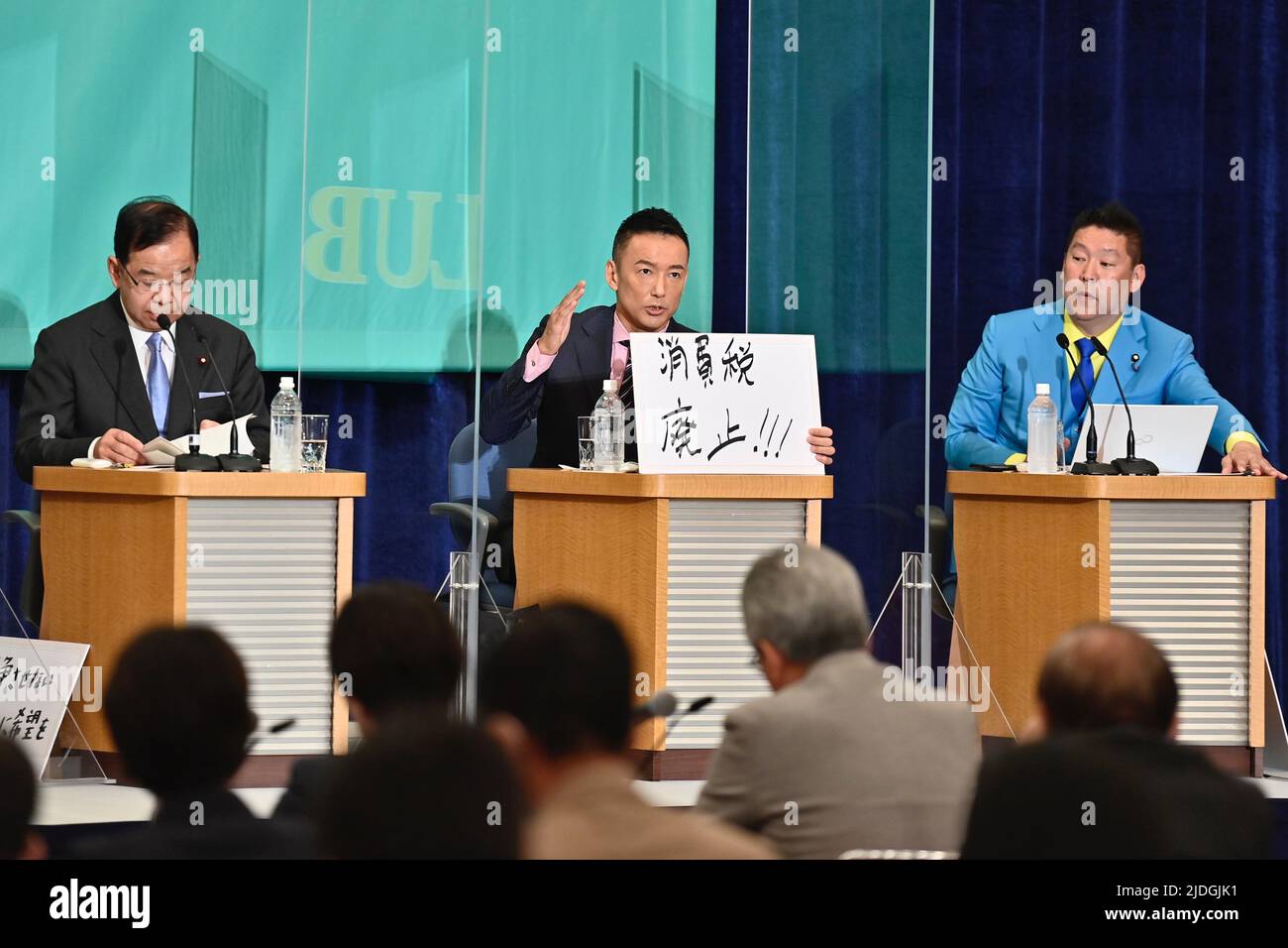 Tokio, Japan. 21.. Juni 2022. (L bis R) der Vorsitzende der Kommunistischen Partei Japans, Kazuo Shii, der Vertreter von Reiwa Shinsengumi, Taro Yamamoto, der Vorsitzende der NHK-Partei, Takashi Tachibana, nehmen an der Debatte der Parteiführer vor den Wahlen zum Oberhaus am 21. Juni 2022 in Tokio, Japan, Teil. Die offizielle Wahlkampfperiode sollte am Tag nach der für den 10. Juli festgelegten Debat für die Wahlen zum Abgeordnetenhaus beginnen. (Bild: © POOL via ZUMA Press Wire) Stockfoto